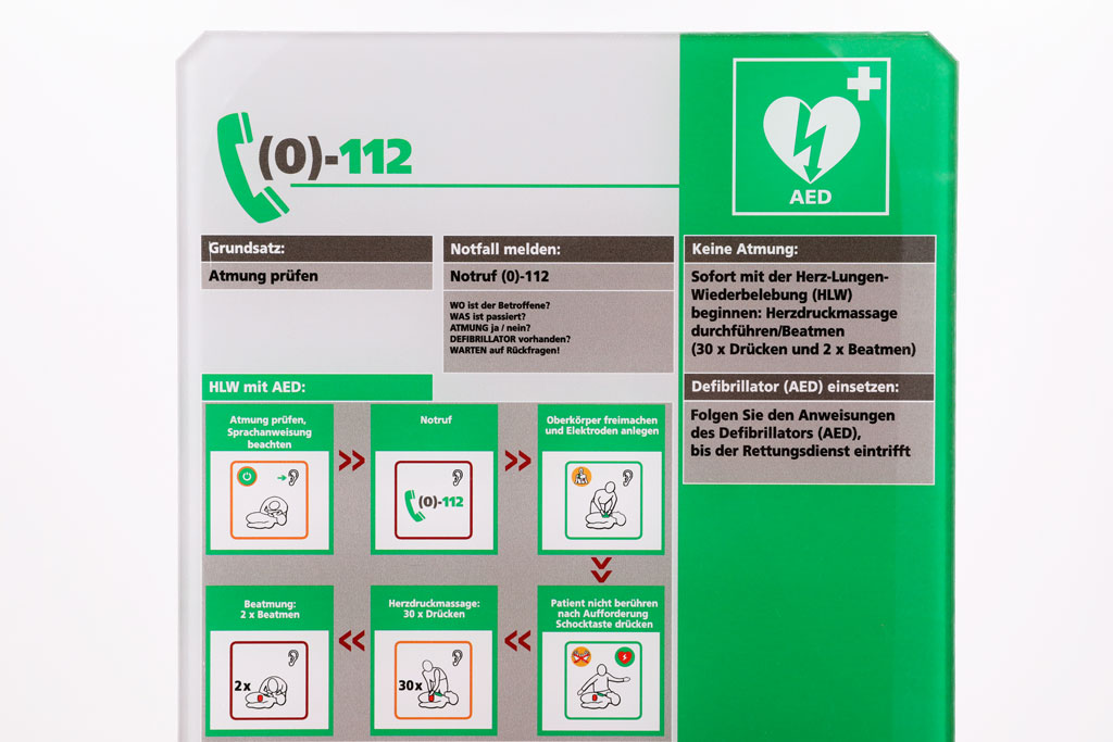 Design-Acrylglaswinkel mit Erste-Hilfe-Tafel (DGUV) für alle Defibrillator Marken